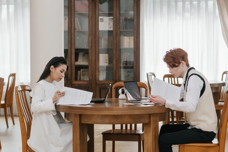 is reading online better than books